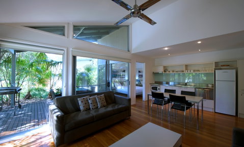 Mobys Beachside Retreat - Accommodation Burleigh 2