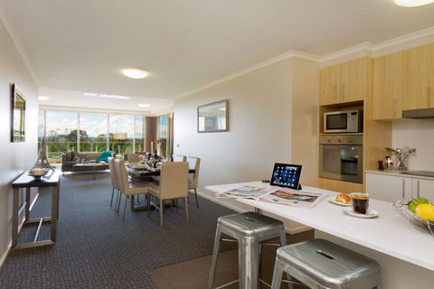 Pacific Suites Canberra - Accommodation Burleigh 4