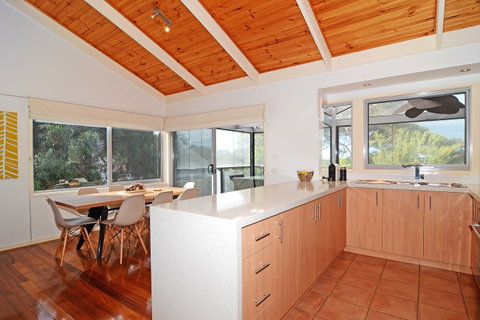 Barrakee Beach House - Accommodation Burleigh 2