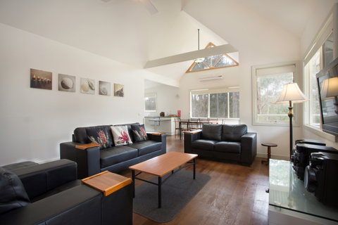Hooked Inn Cottages - Accommodation Burleigh 1