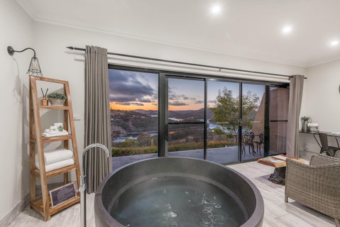 Eagle View Escape - Accommodation Burleigh 0