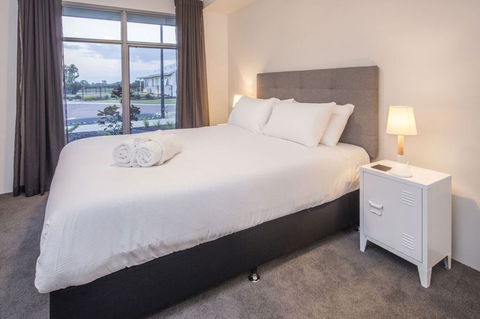 Fairway Lakeside - Accommodation Burleigh 2