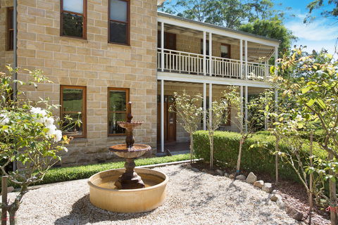 Le Chateau - Accommodation Burleigh 0