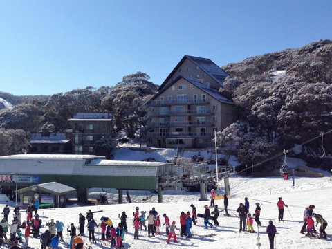 Les Chalets - Accommodation Burleigh 0