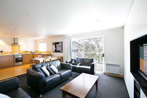 Les Chalets - Accommodation Burleigh 1