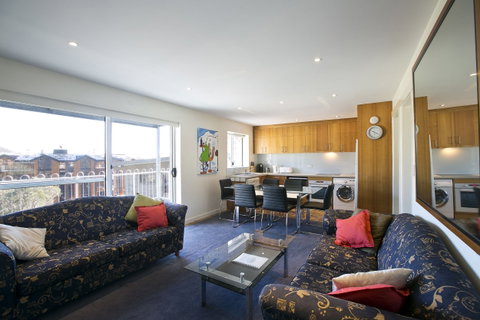 Les Chalets - Accommodation Burleigh 2