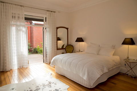 Mollisons - Accommodation Burleigh 1