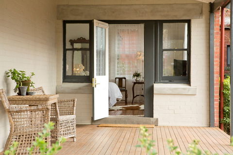 Mollisons - Accommodation Burleigh 2