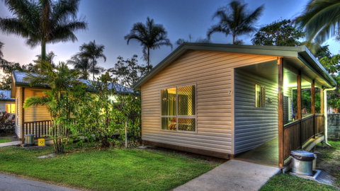 Queens Beach Tourist Village - Accommodation Burleigh 2