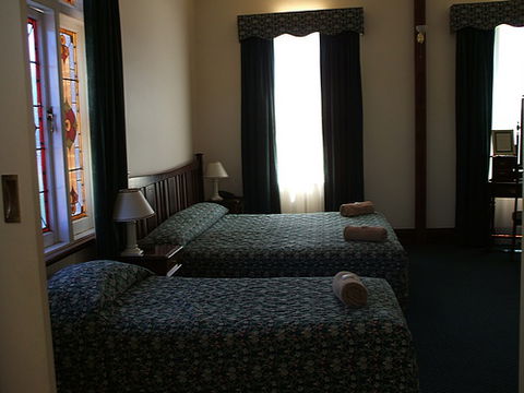 Shamrock Hotel - Accommodation Burleigh 2