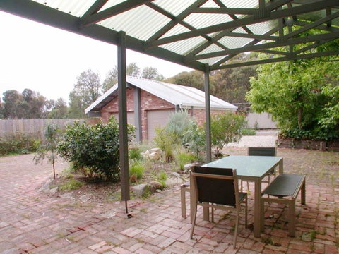 Century 21 SouthCoast: Estar - Accommodation Burleigh 1