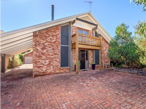 Century 21 SouthCoast: Estar - Accommodation Burleigh 2