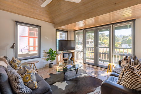 Dlux + Escape @ Lorne - Accommodation Burleigh 0