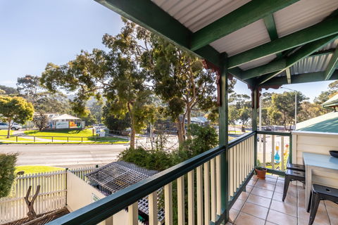 Dlux + Escape @ Lorne - Accommodation Burleigh 2
