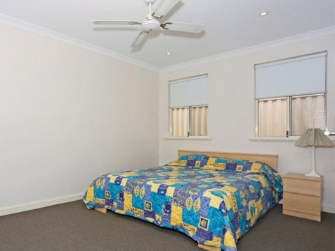Falcon By The Bay - Accommodation Burleigh 2
