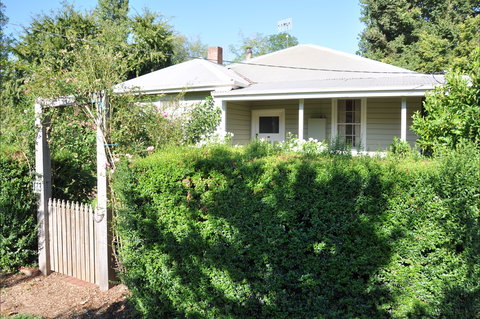 Honeysuckle Cottage - Accommodation Burleigh 2