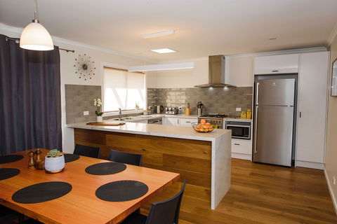 Port Albert Waterview Retreat - Accommodation Burleigh 1