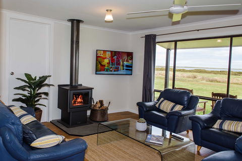 Port Albert Waterview Retreat - Accommodation Burleigh 2