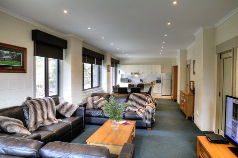 Cedarwood Apartments - Accommodation Burleigh 0