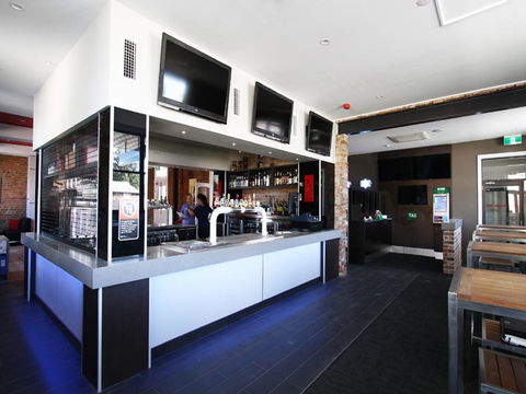 Cow And Calf Hotel - Accommodation Burleigh 0