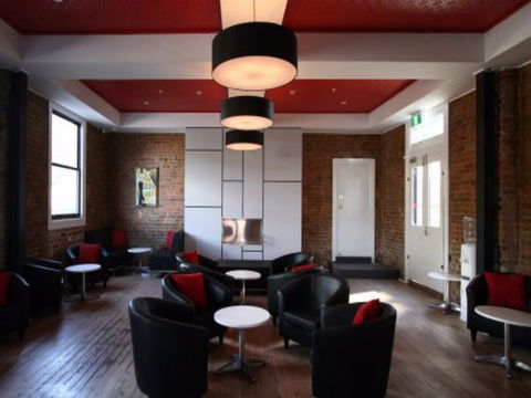 Cow And Calf Hotel - Accommodation Burleigh 1