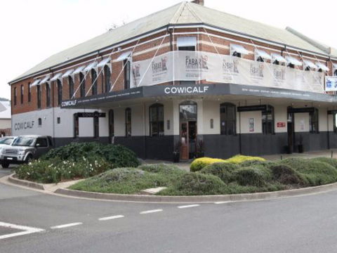 Cow And Calf Hotel - Accommodation Burleigh 2