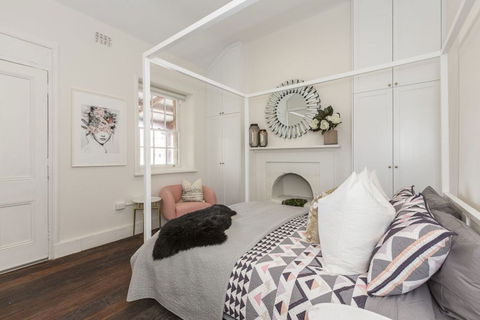 Landmark 1850s Family Fremantle Home - Accommodation Burleigh 1