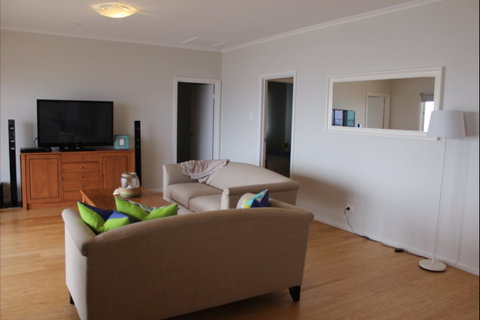 Pelican Place - Accommodation Burleigh 2