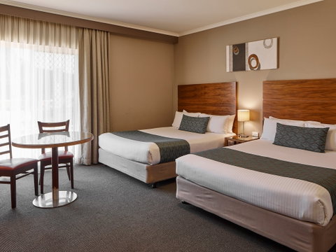Quality Hotel Dickson - Accommodation Burleigh 1