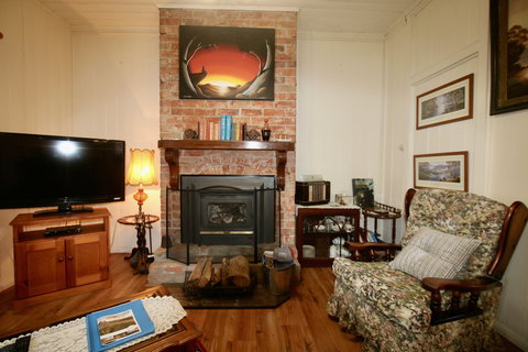 Tenterfield Luxury Historic Cottage - Accommodation Burleigh 2