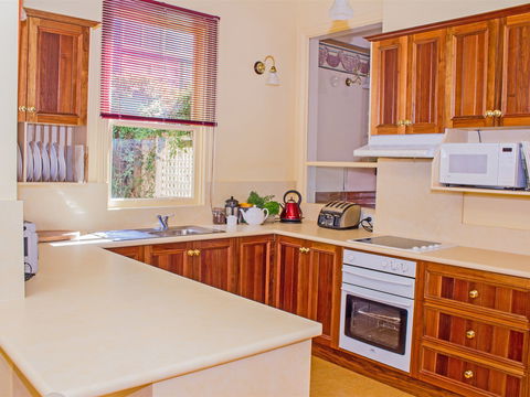 The Duck House - Accommodation Burleigh 2