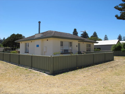 Walters Holiday Home - Accommodation Burleigh 0