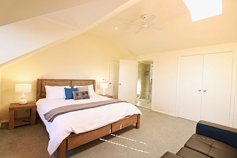 Whale Cove - Accommodation Burleigh 2