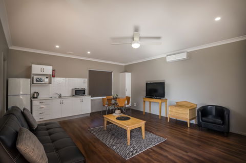 Akuna Motor Inn - Accommodation Burleigh 0