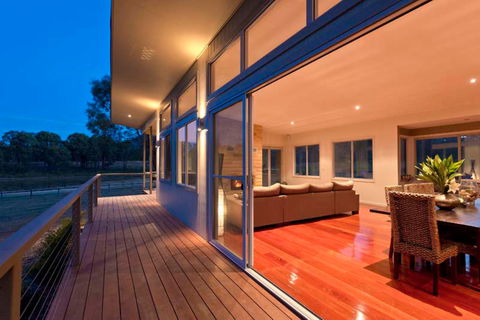 Blue  Cliff Retreat - Accommodation Burleigh 2