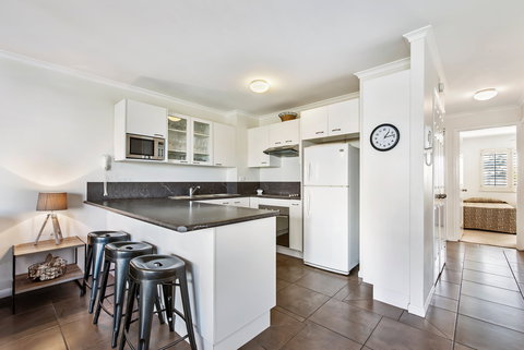 Dockside Holiday Apartments - Accommodation Burleigh 2