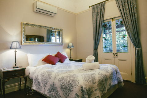Glenella Guesthouse - Accommodation Burleigh 0