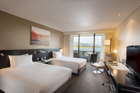 Hilton Cairns - Accommodation Burleigh 2