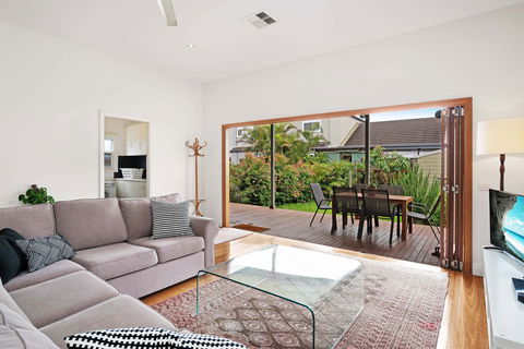 Newcastle Executive Homes - Cooks Hill Cottage - Accommodation Burleigh 0