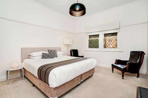 Newcastle Executive Homes - Cooks Hill Cottage - Accommodation Burleigh 1