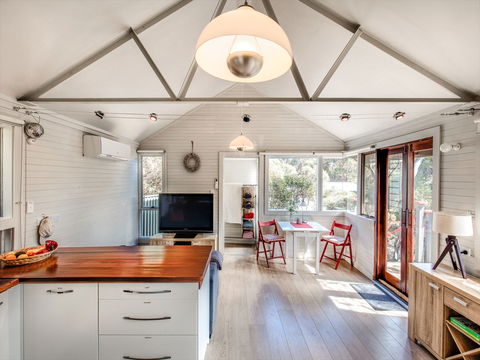 Serenity Cottage - Accommodation Burleigh 0