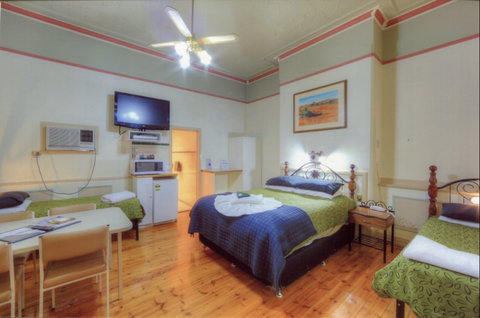 The Lodge Outback Motel - Accommodation Burleigh 2