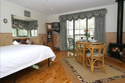 Eagle Hammer Cottages - Accommodation Burleigh 2