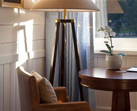 East Coast Lounge - Accommodation Burleigh 4