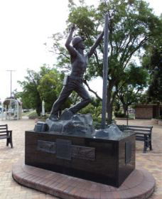 Miners Memorial Statue - Accommodation Burleigh 0