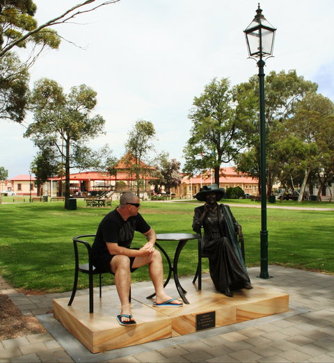 Gladstone Square - Accommodation Burleigh 1