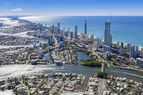 Gold Coast Airport Transfers : Airport OOL To Gold Coast City In Luxury Car - Accommodation Burleigh 4