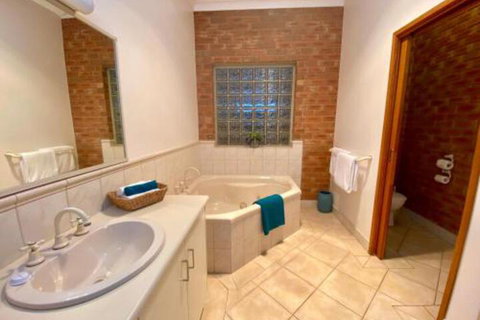 Best Western Coastal Waters Motor Inn - Accommodation Burleigh 7