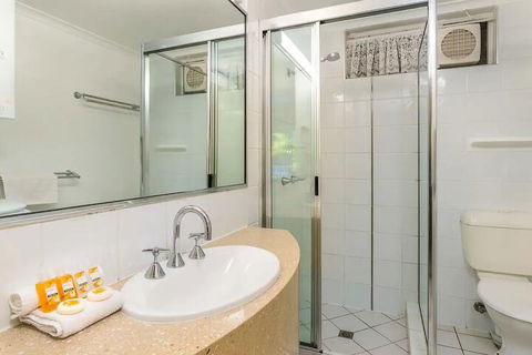 Tradewinds McLeod Holiday Apartments - Accommodation Burleigh 7
