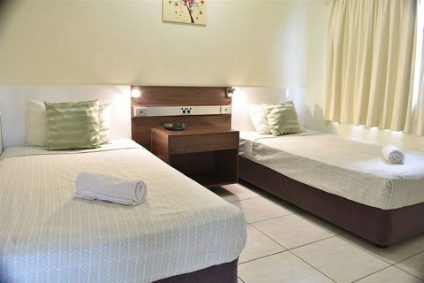 Tradewinds McLeod Holiday Apartments - Accommodation Burleigh 5